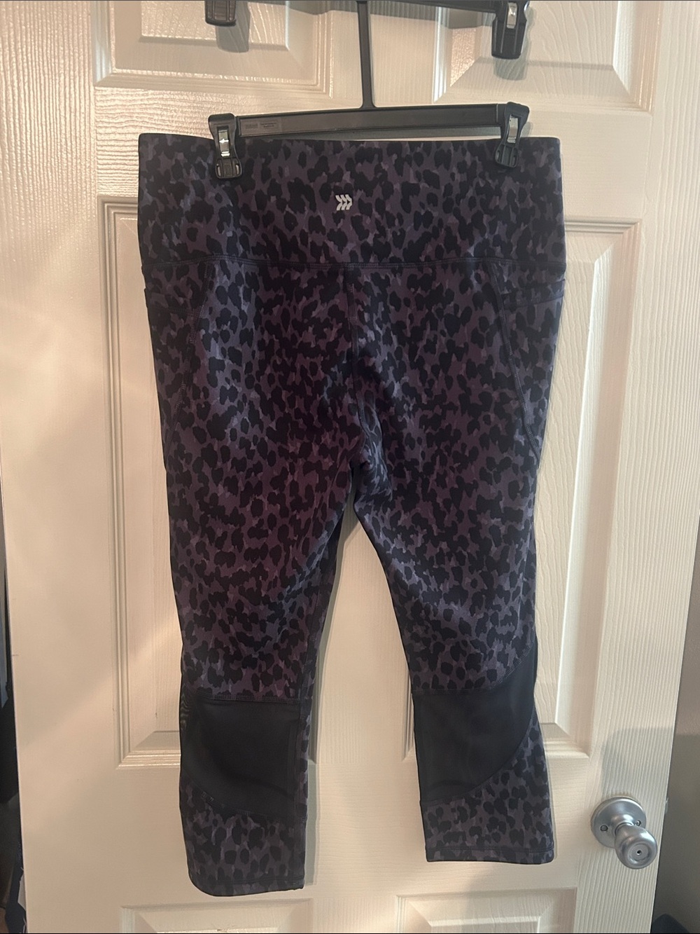 Women’s Black and Gray Leopard Print Active Capri Leggings